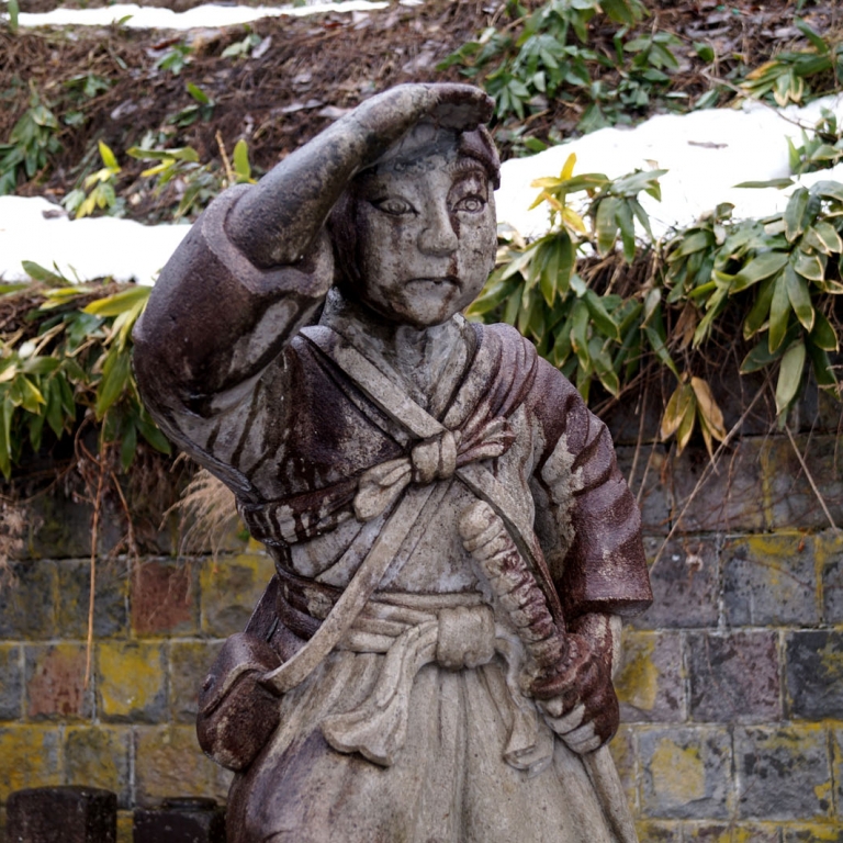 Памятник юному бойцу Отряда белых тигров войны Босин (смотрит на горящий замок Айдзу Вакамацу); Фукусима