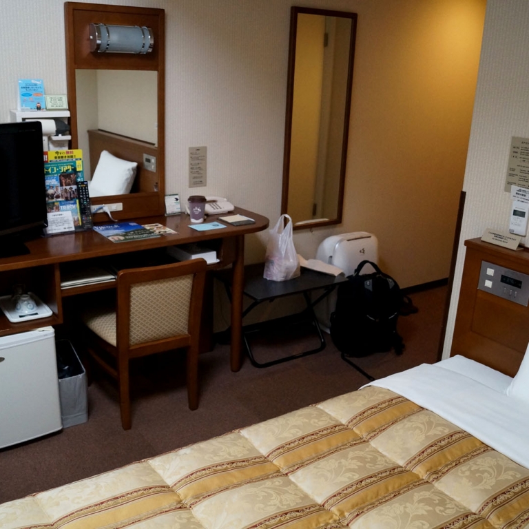 В японских бизнес-отелях тесно, но все очень фукнционально; Хоккайдо
