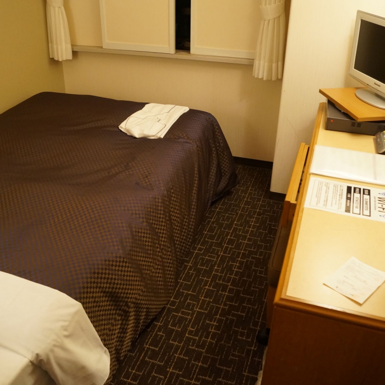 Типичная тесная комнатка бизнес-отеля; Осака