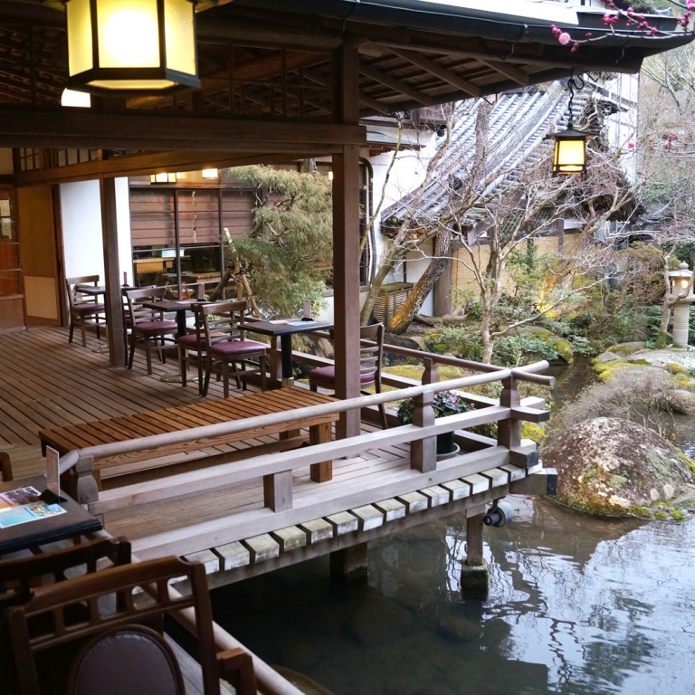 Веранда и кафе с видом на внутренний пруд в дорогом рёкан'е; Сидзуока