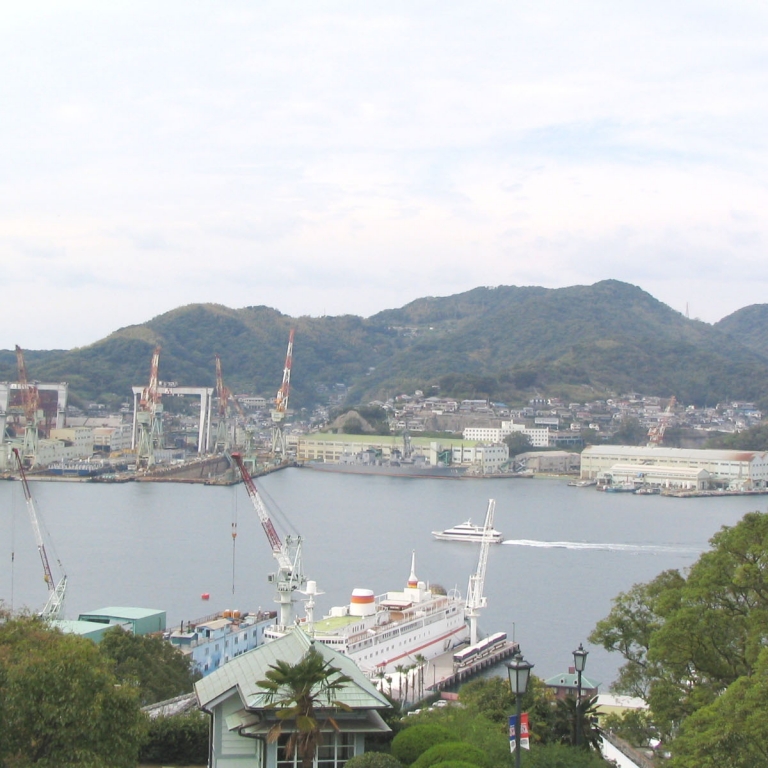 Порт Нагасаки - первый открытый для иностранцев порт Японии; Нагасаки