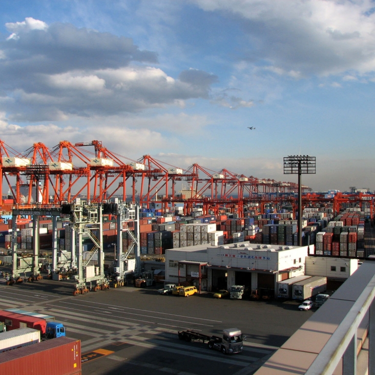 Контейнерный терминал в порту Йокохама; Канагава