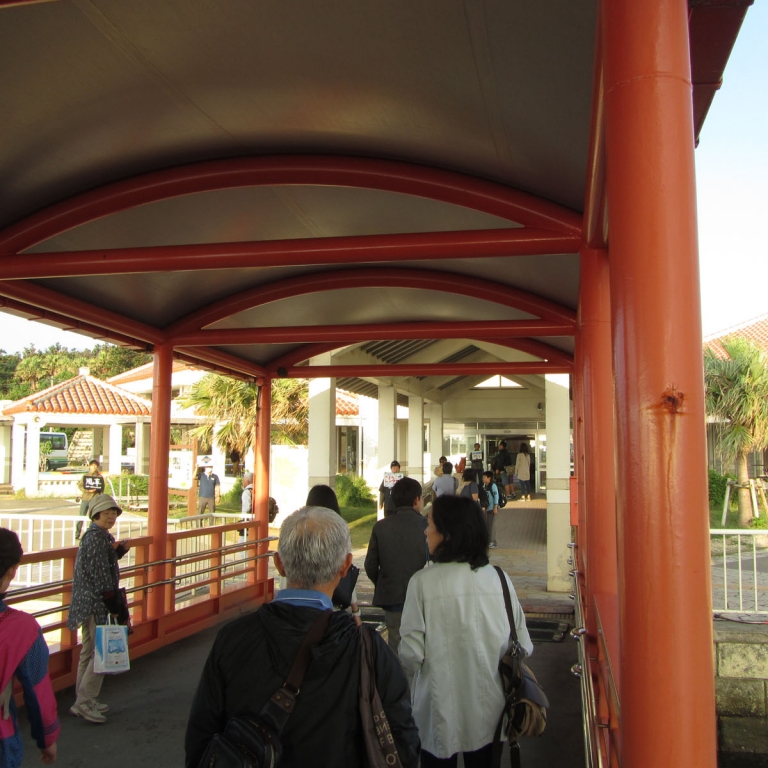 Прибытие пассажиров на остров ИриомотэДзима; Окинава