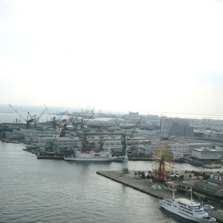 Один из крупнейших портов страны Кобэ; Хёго