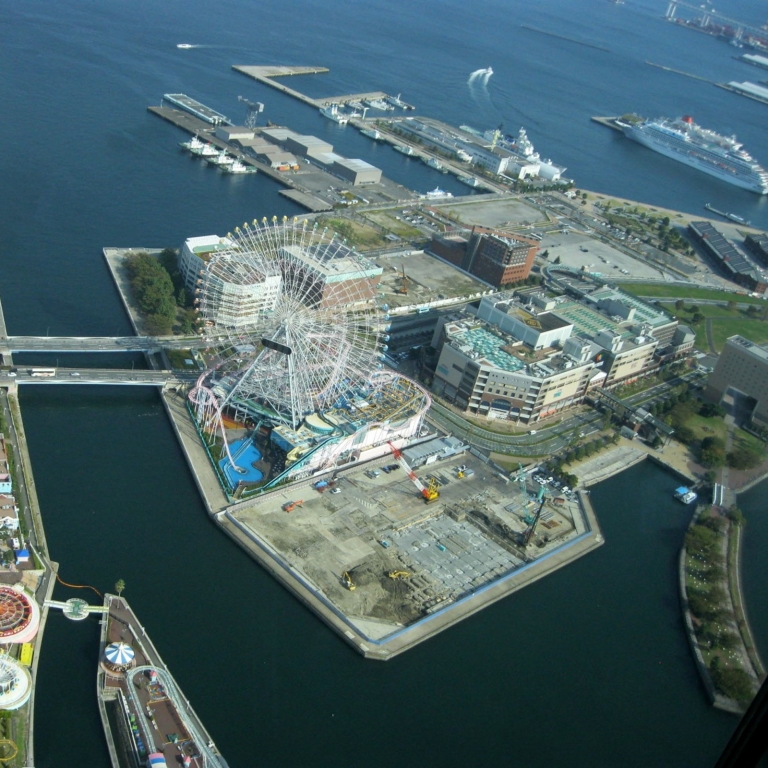 Вид на пассажирские терминалы порта Йокохама с башни ЛэндМарк Тауэр; Канагава