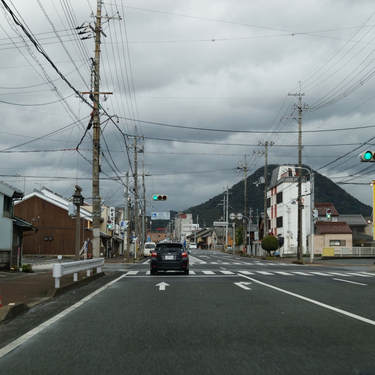 Привычная картина провинции - хорошие дороги, паутина проводов и придорожные вывески; Киото