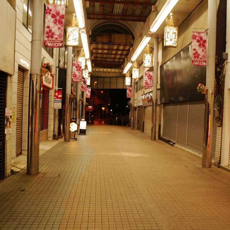 Торговая галерея провинициального города в 8 часов вечера; Сидзуока