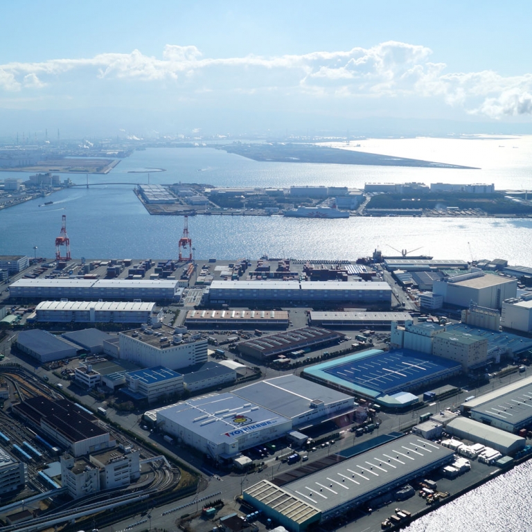 Почти все крупные завода имеют свои морские причалы; Осака
