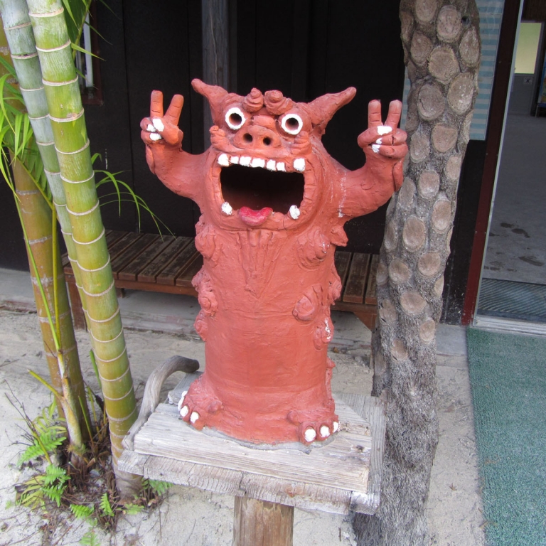 Окинавский символ - забавный зверь Сиса с победно вскинутыми лапами; Окинава