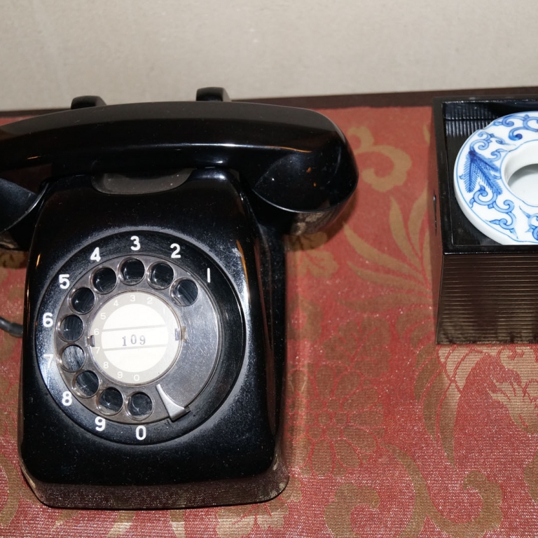 Телефон в старом рёкан'е; Нара
