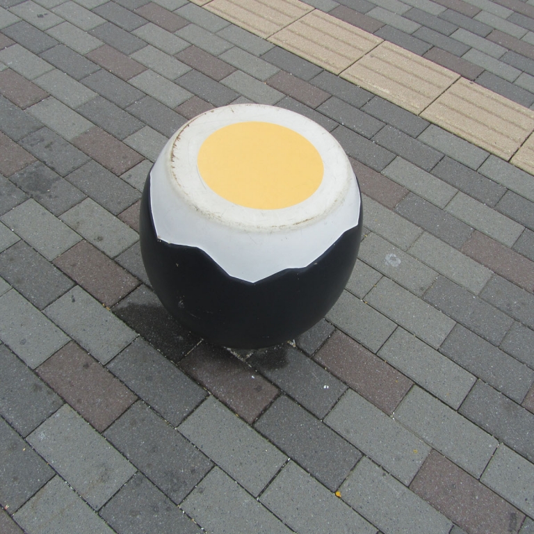 Свареные в воде гейзера черные яйца - вкуснейший символ Кипящей долины Хаконэ; Канагава