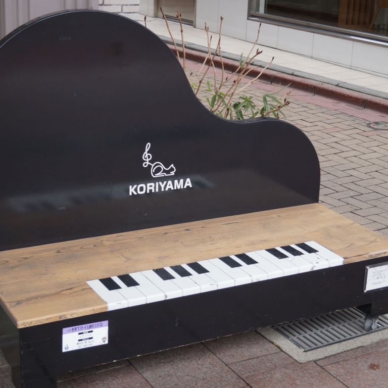 Скамейка в виде рояля на улице г. Коорияма; Фукусима