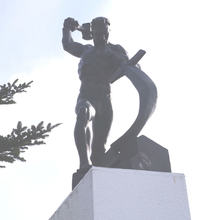 Скульптура Вучетича в Музее скульптур под открытым небом на горе УцукусиГаХара; Нагано