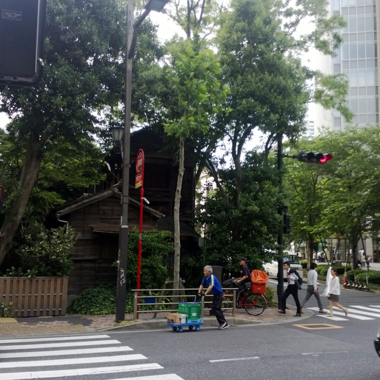 Чудом сохранившийся, полуразрушенный частный дом в окружении современных зданий в элитном районе Акасака; Токио