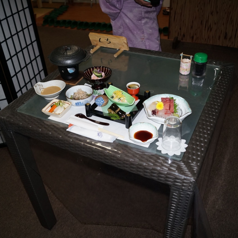 Типичный вид начала ужина в рёкане; Нагано
