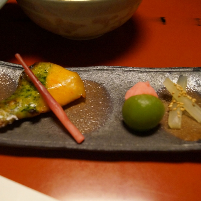Жареная рыба в ряду блюд кайсэки, рёкан; Сидзуока