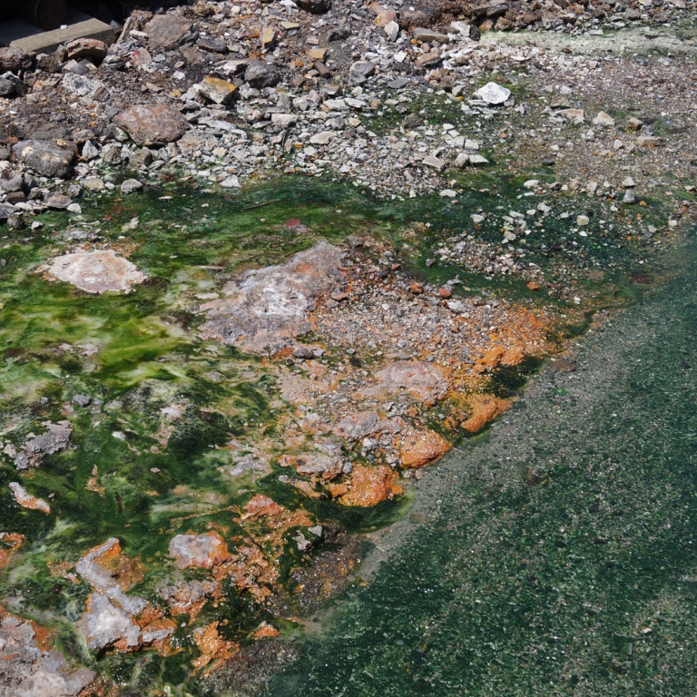 Желто-зеленые отложения солей в КаваюОнсэн; Хоккайдо