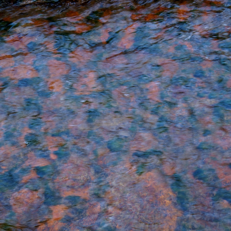 Красно-ржавые от солей камни на дне реки в онсэн-поселке АримаОнсэн; Хёго
