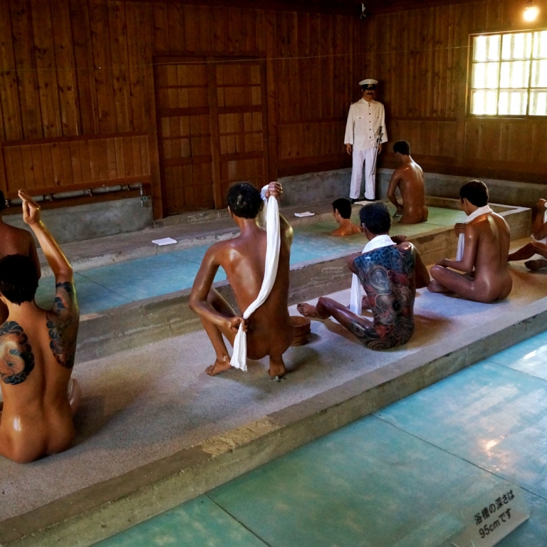 Восковые фигуры заключенных в о-фуро Музея тюрьмы Абасири; Хоккайдо