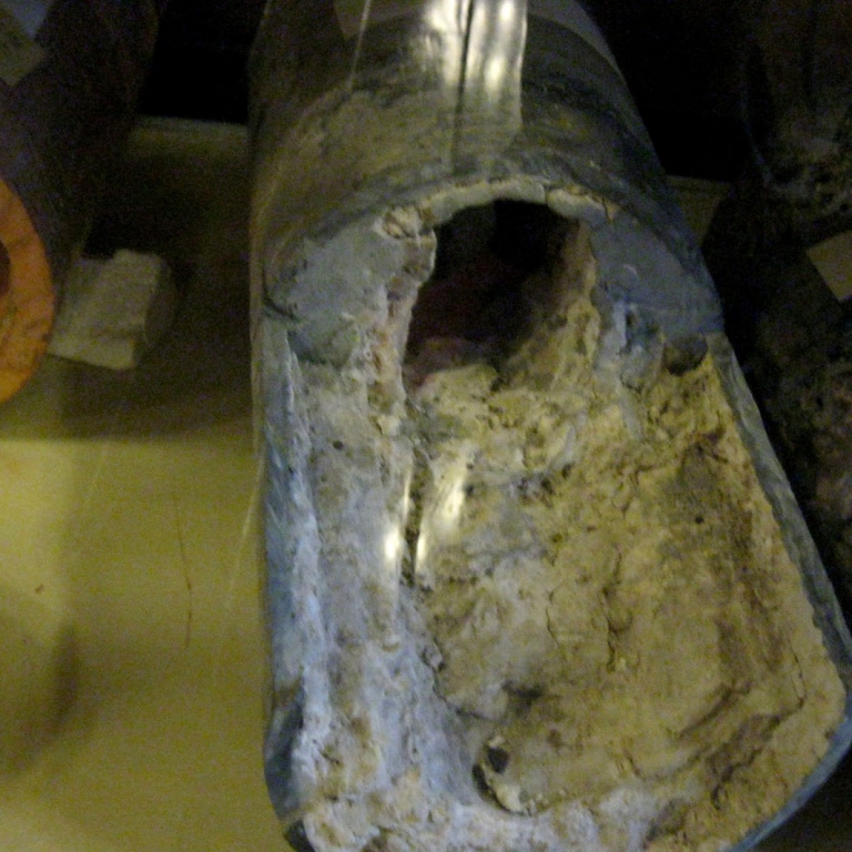 Старые трубы как экспонат мини-музея горячих источников в Бэппу; Ойта