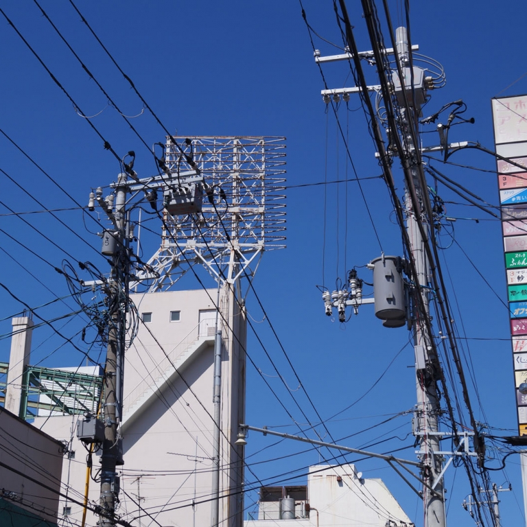 Типичное для всех японских городов нагромождение электропроводов, Хатинохэ; Аомори