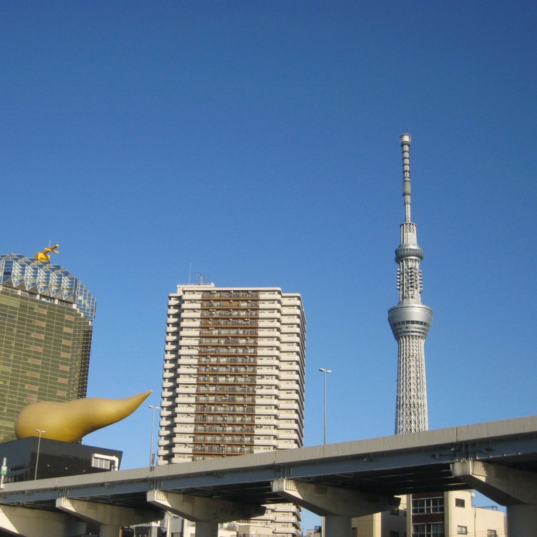 Башня Скай Три и здание пивной компании Асахи; Токио