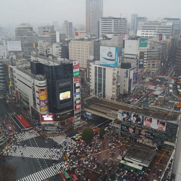 Самый знаменитый пешеходный переход Японии на Сибуя, вид сверху; Токио