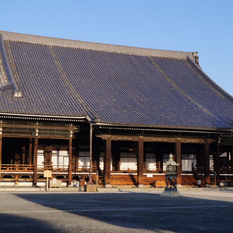 НисиХонганДзи - тяжеловесный храм в центре древней столицы; Киото