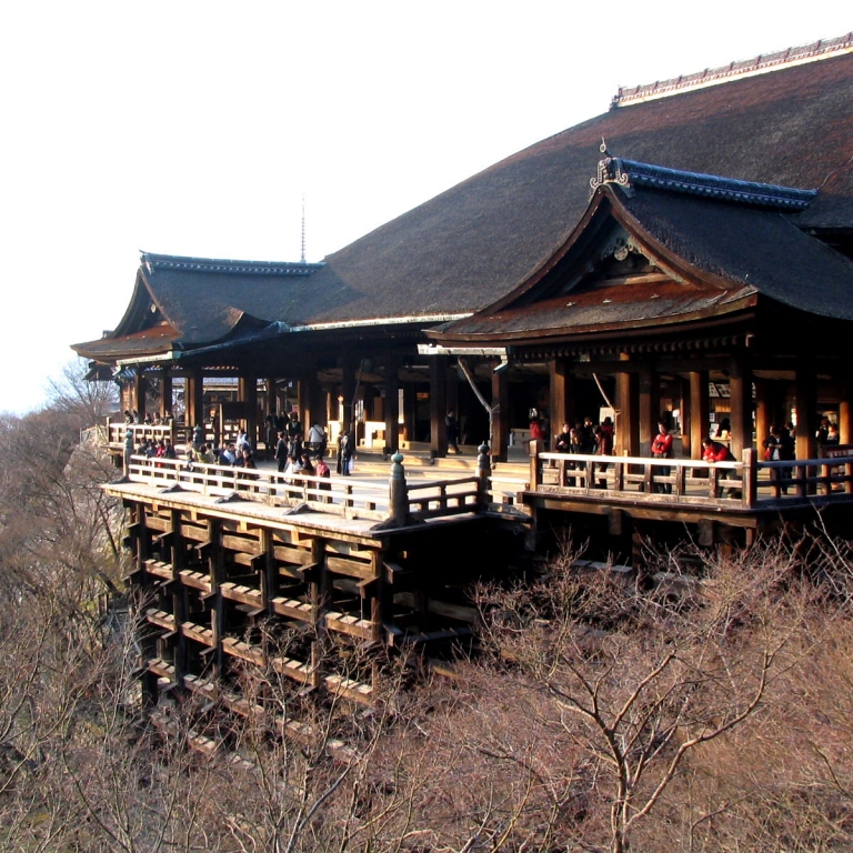 КиёмидзуДэра - одно из самых популярных туристических мест Японии; Киото