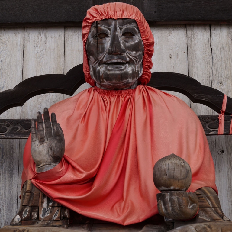 Дзидзо - защищенная от холода накидкой и шапочкой буддистская статуя; Нара