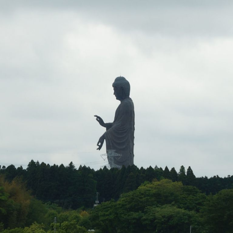 Усику Дайбуцу - огромная фигура Будды из камня; Ибараки