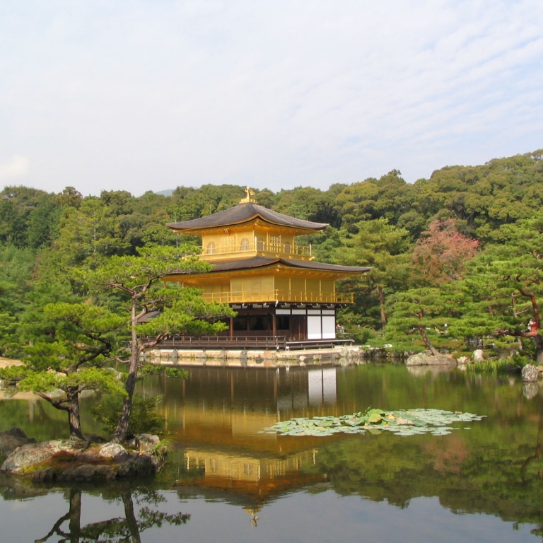 Шедевр мирового масштаба - КинкакуДзи - тоже часть буддистского храма; Киото
