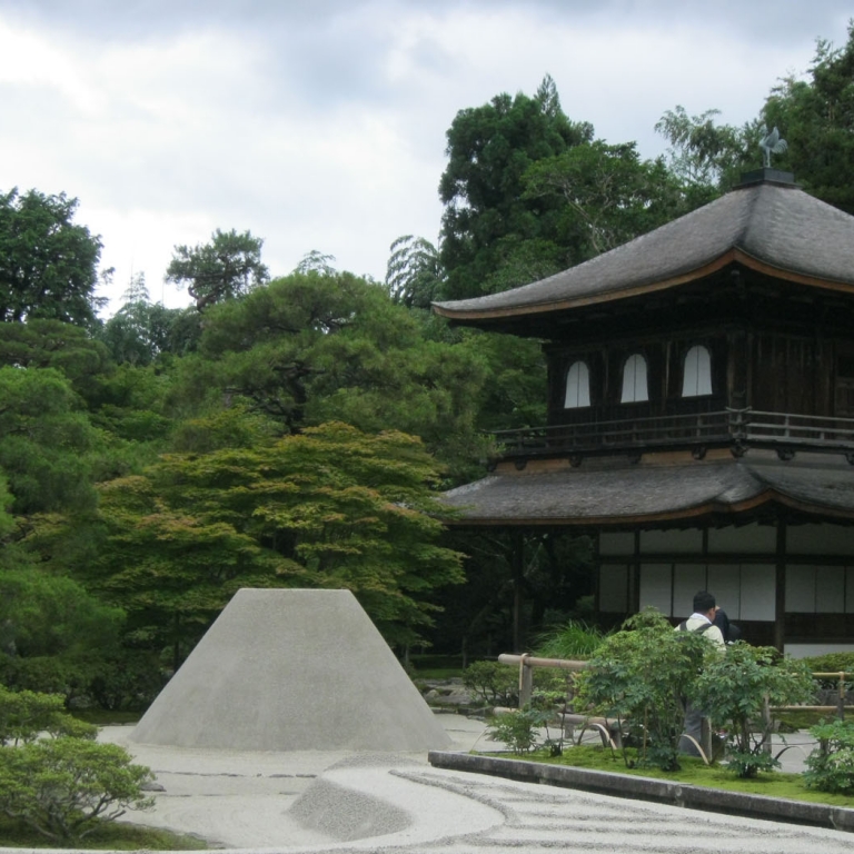 ХигасиЯмаДзисёДзи, он же - знаменитый серебряный павильон ГинкакуДзи; Киото