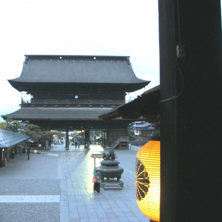 Один из самых гармоничных храмов - ДзэнкоДзи; Нагано