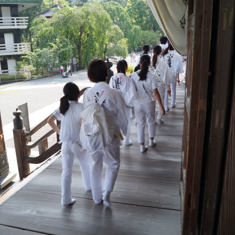 Паломники в храме КуонДзи; Яманаси
