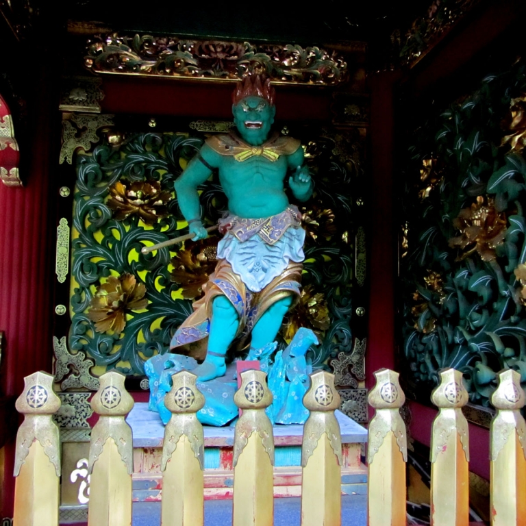 На входе в храм ТайюИн, Никко; Тотиги