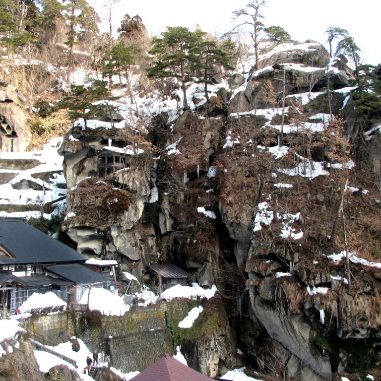 Вписанный в отвесные скалы храм РиссякуДзи; Ямагата
