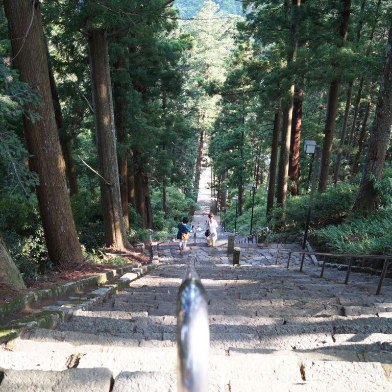 Крутая каменная лестница в храме КуонДзи; Яманаси