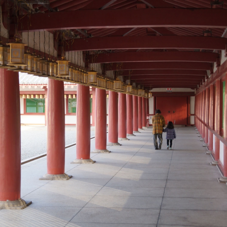 Располагающая к раздумьям длинная галерея с колоннами; Осака
