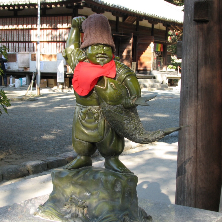 Забавная фигурка в храме ИситэДзи на о.Сикоку; Эхимэ