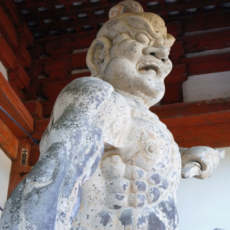 Такие деревянные статуи охраняют вход в буддистский храм; Нара