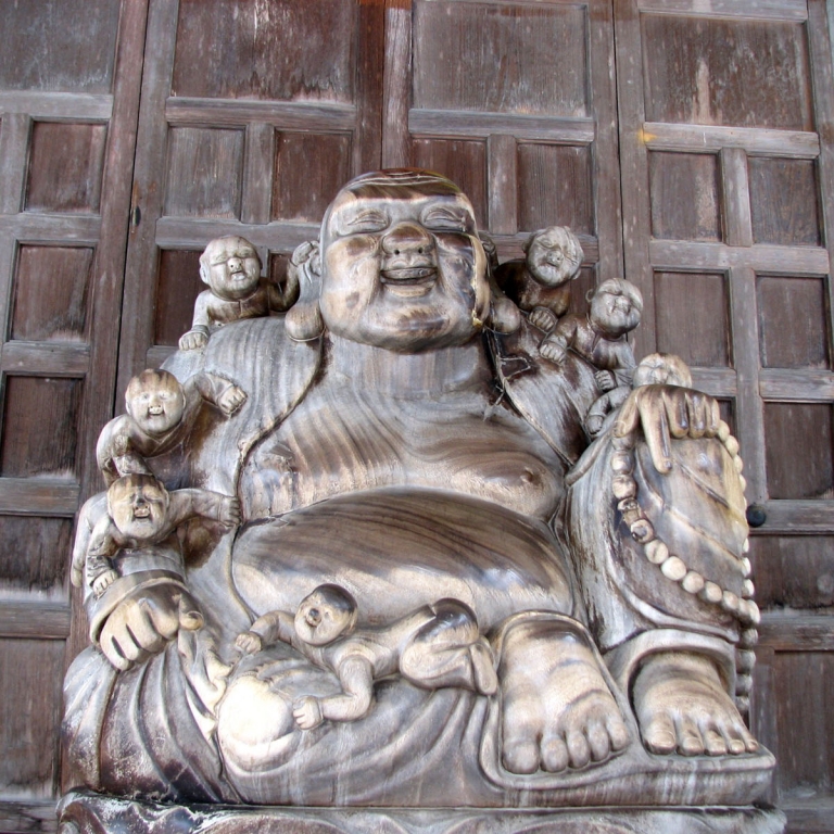 Веселый и толстый персонаж из буддистского храма РиссякуДзи; Ямагата