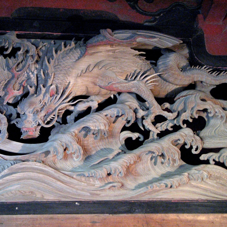 Вырезанные из дерева фигуры как часть убранства провинциального храма; Тиба