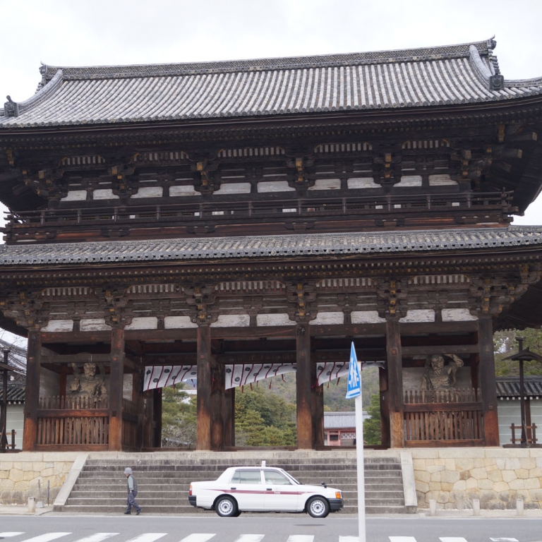 Один из самых ярких, но не избалованных вниманием туристов храмов Киото - НиннаДзи; Киото