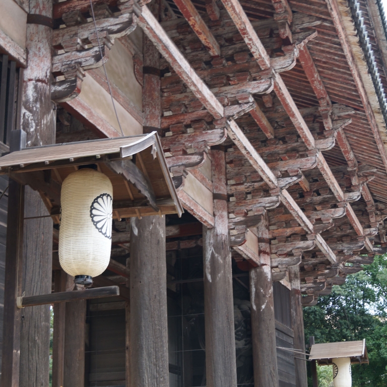 Вид сбоку на ворота храма ТодайДзи дает представление о его величии; Нара