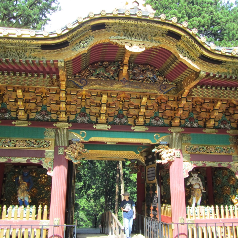 Ворота в буддистском храме ТайюИн в Никко так же красивы, как у своего синтоистского соседа Тосёгу; Тотиги