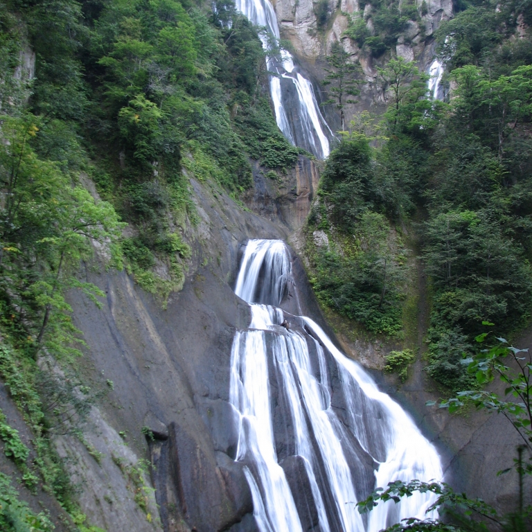 Черно-белый водопад Хагоромо-но-Таки близ Асахикава; Хоккайдо