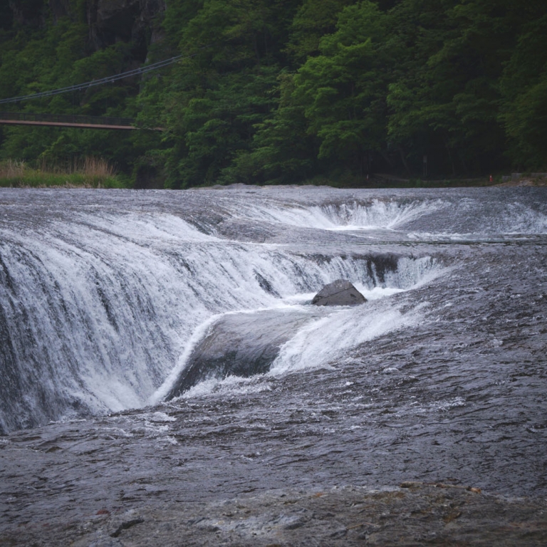 Почти горизонтальный водопад Фукиварэ-но-Таки; Гумма
