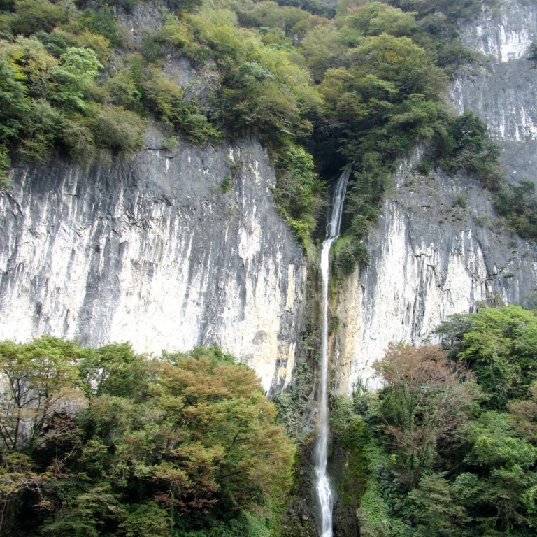 Безымянный водопад у входа в пещеру ИкураДо; Окаяма
