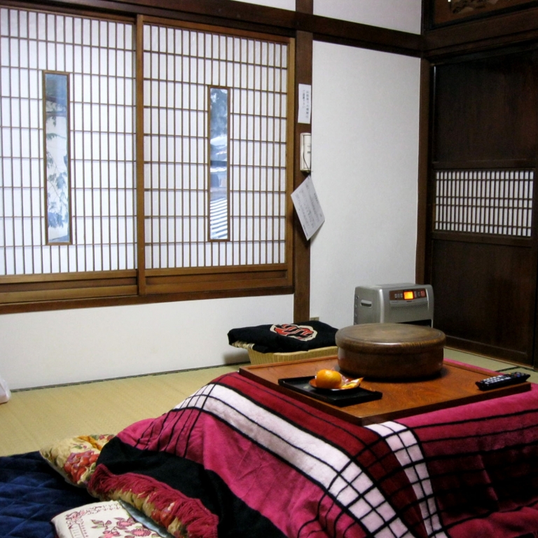 Котацу - печка посреди комнаты (под столом и покрывалом), греющая ноги; Нагано